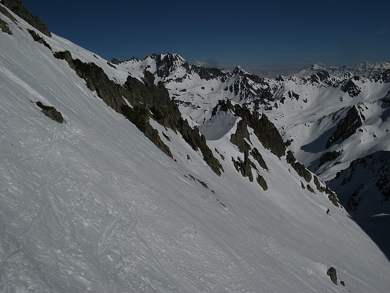 Vue sur l'autre coté du col : Jolie vue depuis le col de Morétan sur l'autre coté! Combe nord est de l'Aup du Pont qui donne l'envie de traverser, après il faut changer de vallée pour récupérer la voiture?