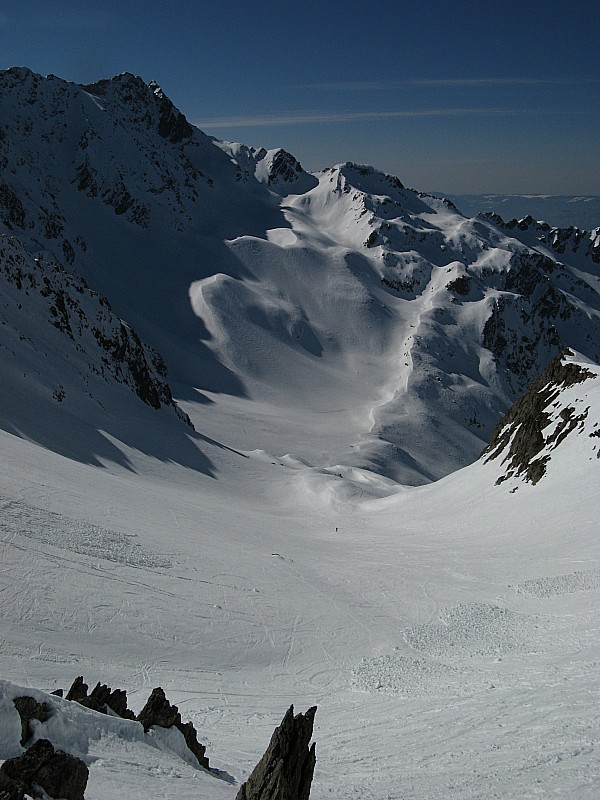 Face à la pente du replat : Face à la jolie pente du replat, au fond col de la porte d'Eglise 2526m, vue depuis le col de Morétan