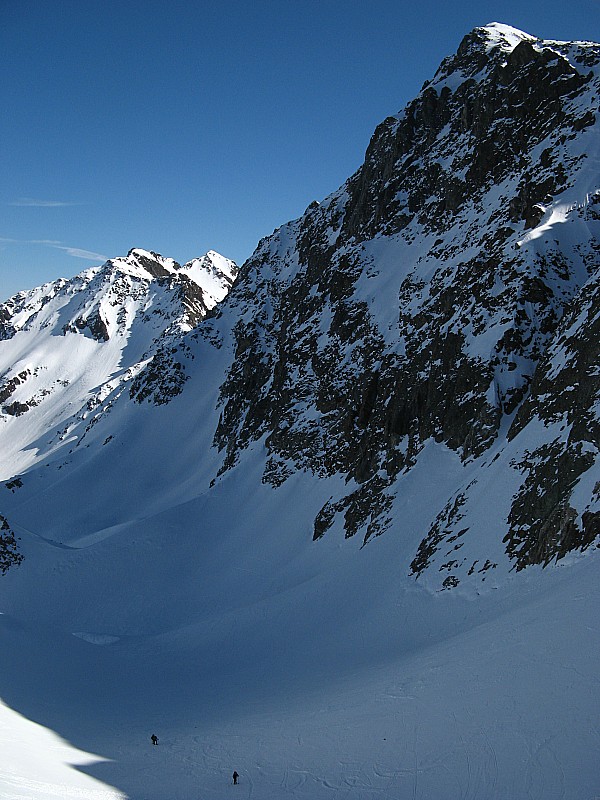 Combe la Pte de l'Aup du Pont : Vue depuis le col de Morétan sur le sommet imposant du Grand Morétan 2775m à droite et plus loin sur la chaîne la Pointe de l'Aup du Pont 2713m