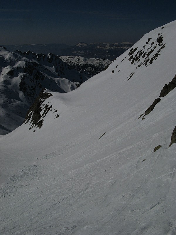 Vue sur la pente versant sud : Jolie pente moquette sur le versant sud bien exposée depuis le col de Morétan