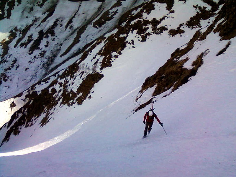 Montée du couloir de l'Y : Bien gelée à l'ombre, moquette au soleil en rive gauche.