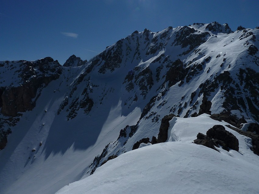 Pointe d'Orient : A droite l'itinéraire de montée, à gauche le couloir N