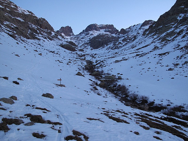 #16 Vallon Golo : L Vallon Golo : L'enneigement est suffisant pour nous permettre de descendre mais ça ne va pas durer