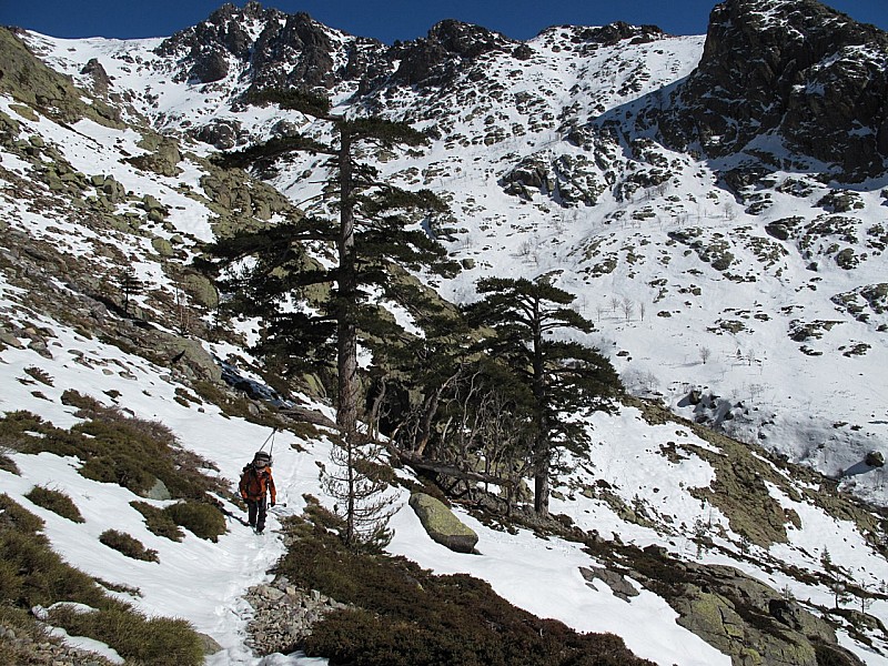 #8 Valle di Stagni : Juste avant le refuge de Tighiettu, un peu de portage Valle di Stagni : Juste avant le refuge de Tighiettu, un peu de portage