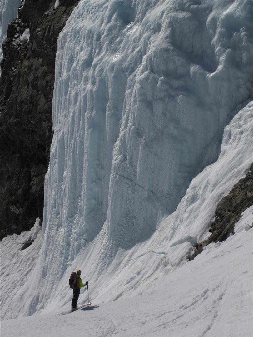 à la descente : versant est de la brèche de l'Olan, à 2600 m
