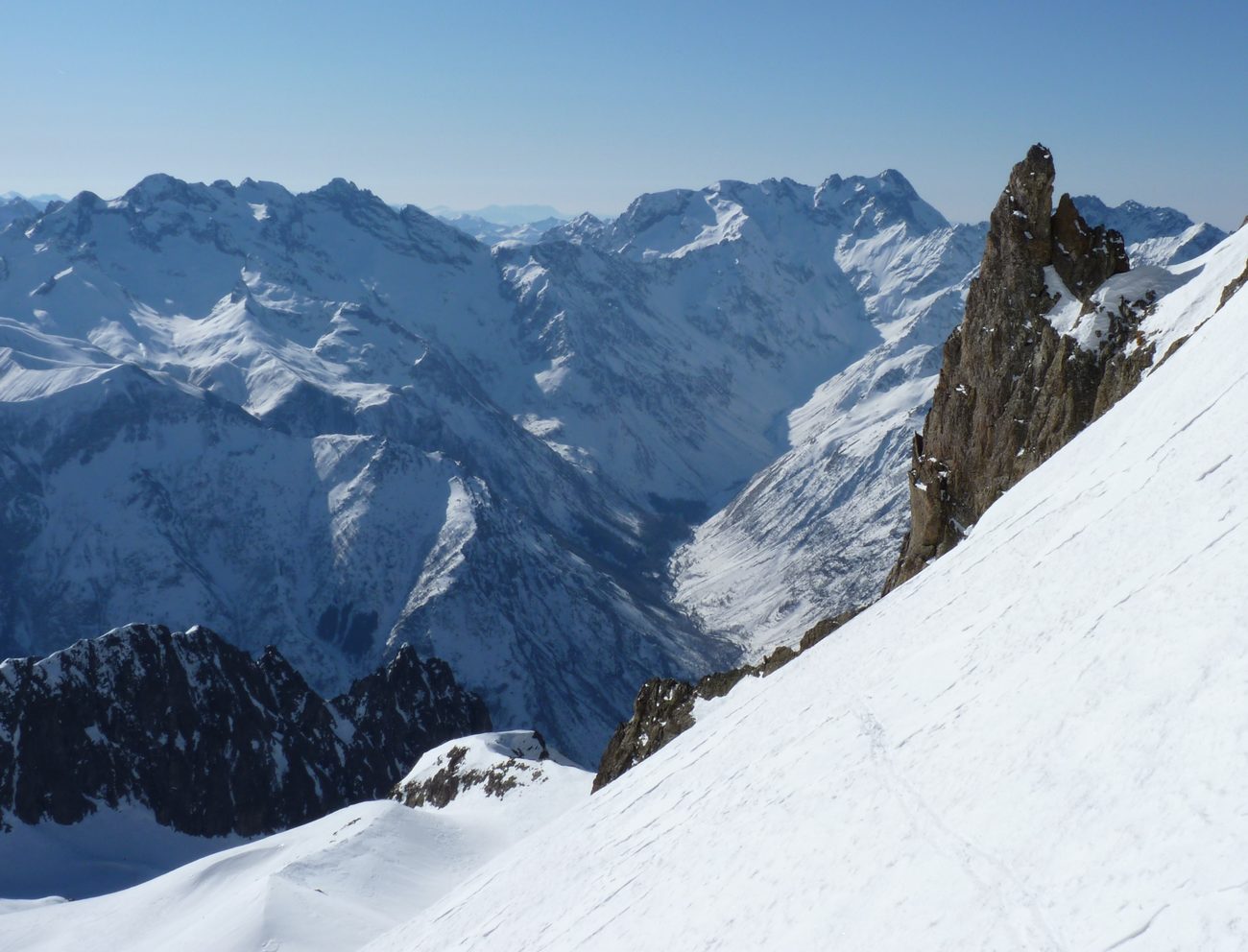 Vallon de Navette au loin : Bien enneigé
