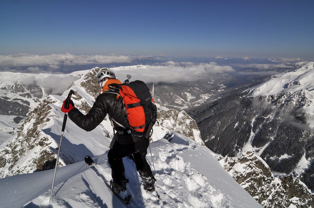 Ski au sommet : dérapage prudent sur le fil de l'arête