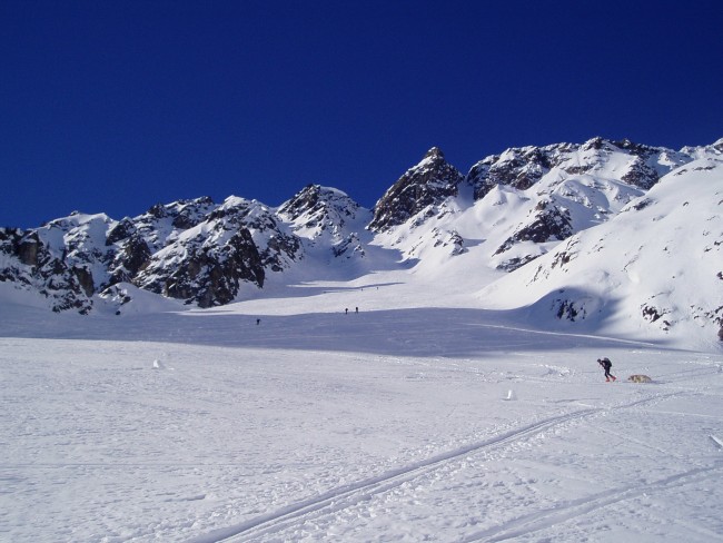 Sous le col de Bel Oiseau : face nord-Est: toujours en poudre...