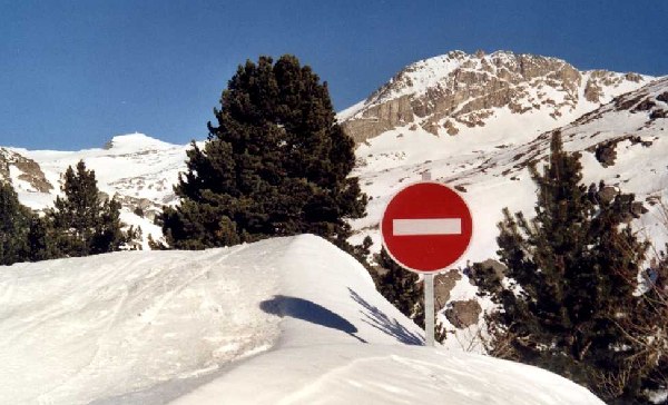 NON à la montagne interdite : Voilà le panneau qui pourrait se généraliser dans l'avenir (just joke of course !!!)