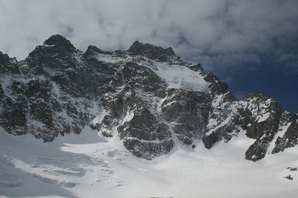 ailefroide : imposante, une avalanche est partie hier du glacier suspendu