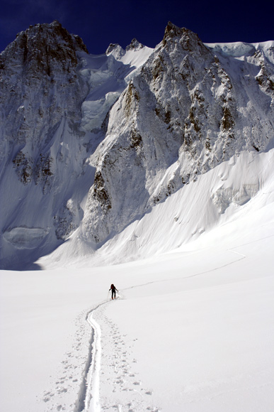 Glacier d'Argentière : Au fond du bassin d'Argentière face à l'Aiguille de Triolet et son glacier suspendu.