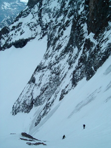 Skieurs dans le raide : Les 2 randonneurs qui nous précedent ont déja commencé la descente quand nous arrivons au col