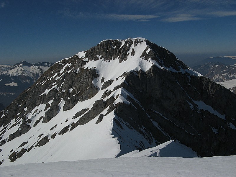 Vue sur le Mt Pécloz 2197m : Jolie sommet assez abrute du Mont Pécloz vue depuis le Mont d'Armenaz!
