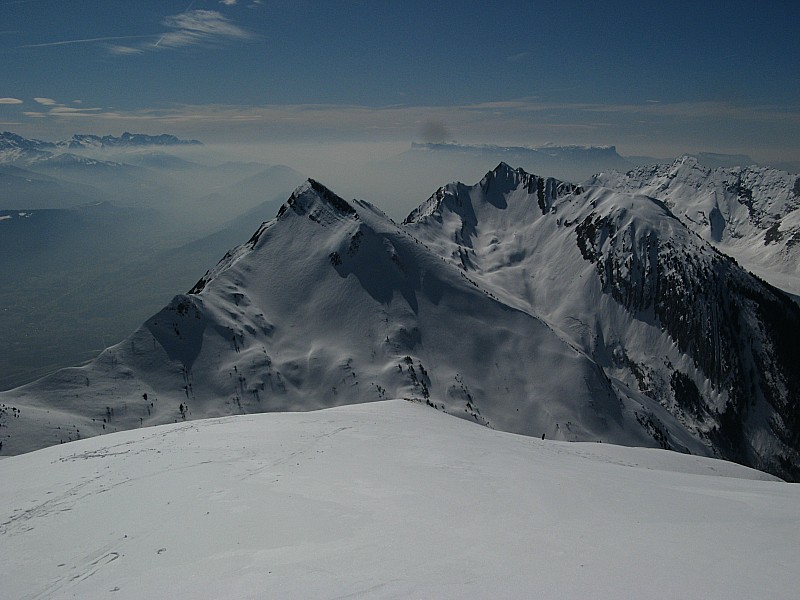 Belle vue! : Belle vue sur le sommet de la Pointe des Arces 2076m à gauche, puis Pointe de Arlicots 2060m et enfin la Dent d'Arclusaz à droite 2041m