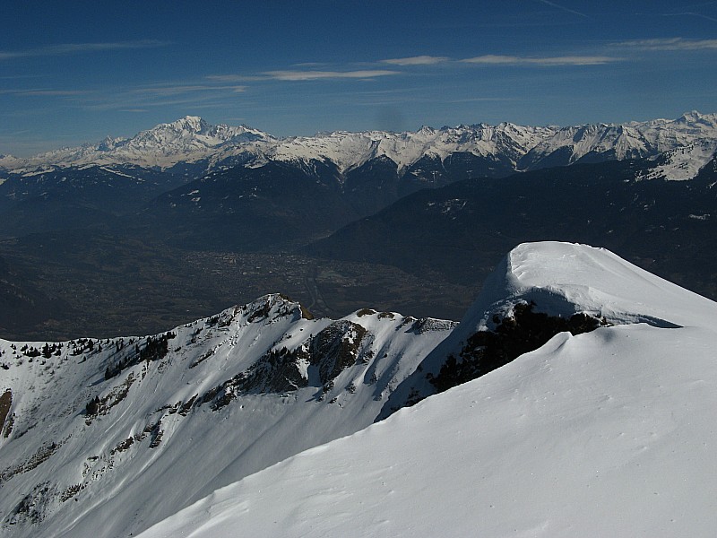 Belle vue sur le Mt Blanc! : Belle vue sur le Mt Blanc depuis le sommet du Mt d'Armenaz 2158m: Albertville en contre bas, Le massif du Beaufortain à droite du Mt Blanc