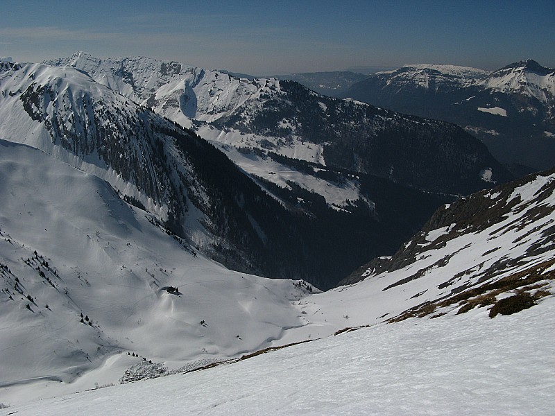Vue sur le bas du vallon : Belle combe de montée vue depuis le Mont d'Armenaz