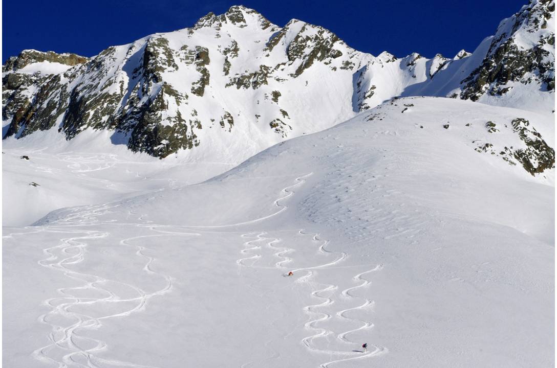 Sous l'Invernet : Des paysages naturels inouis pour accompagner le ski. Merci la vie.
3 traces de skieurs alpinistes, les autres viennent de l'héliski... çà aidera sur les passages plats plus bas!!!