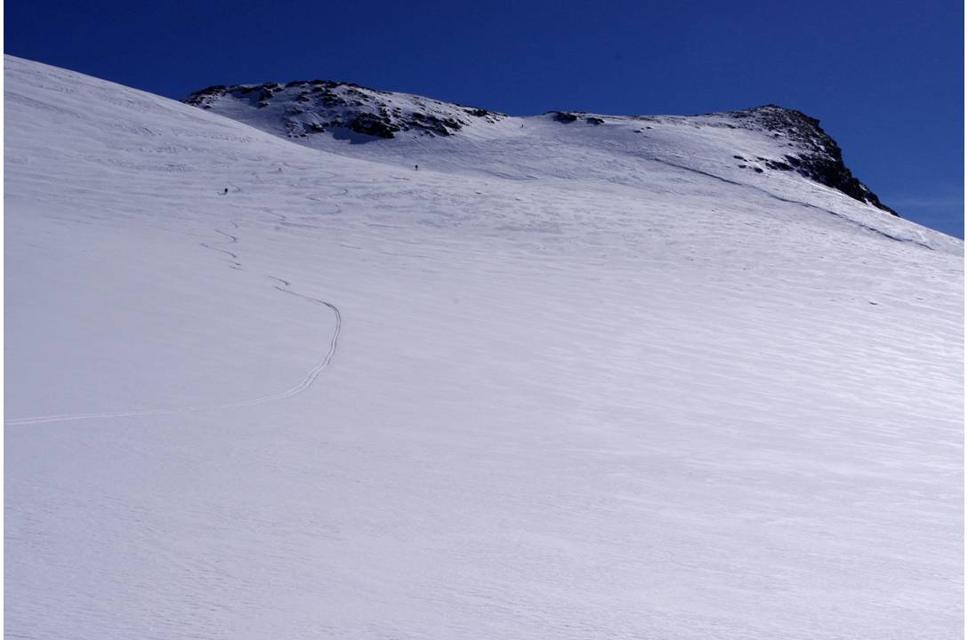 Descente du bassin supérieur : Premiers mètres de descente sur le glacier italien du Ruitor. Tout est bouché et appaisé...