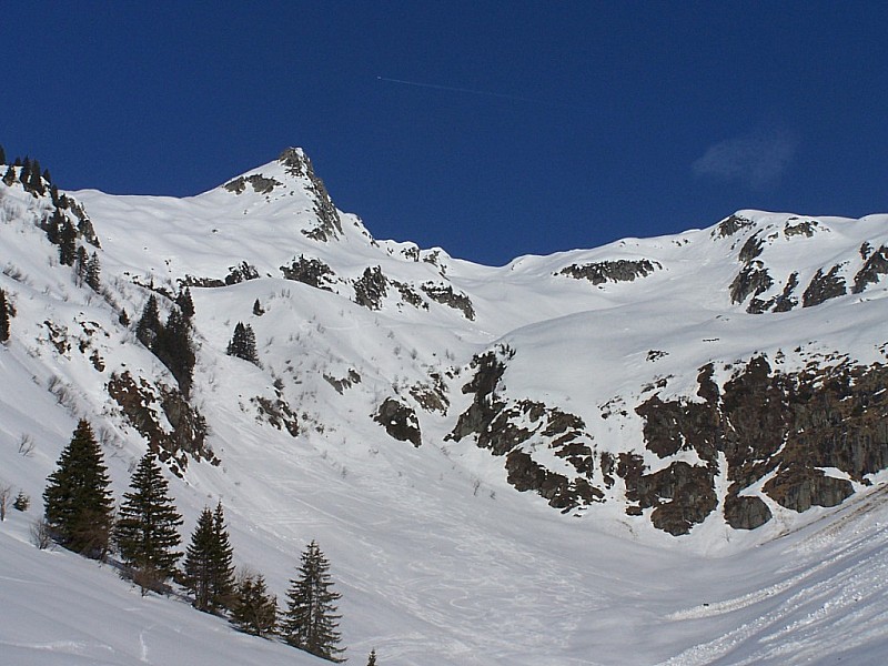 Pointe des Marmottes noires : Au pont e Gelon, la pointe des marmottes noires se dresse devant nous.