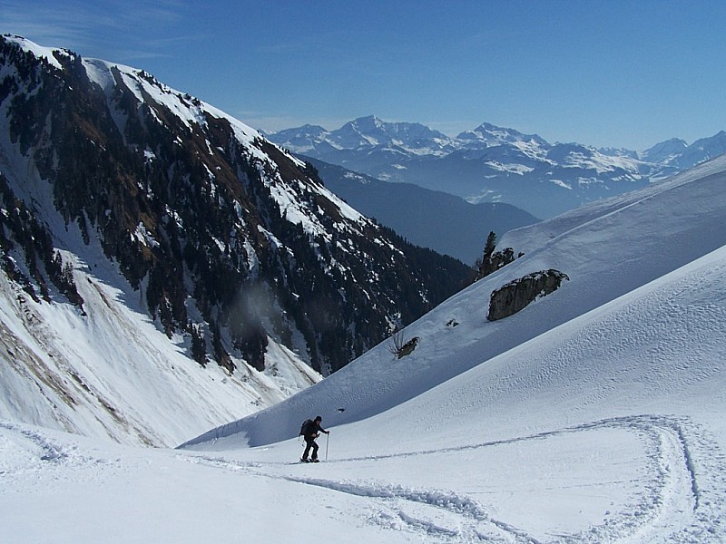 Pointe des Marmottes noires : Jérôme à la sortie du goulet, en arrière plan, le Pourri et Bellecote.