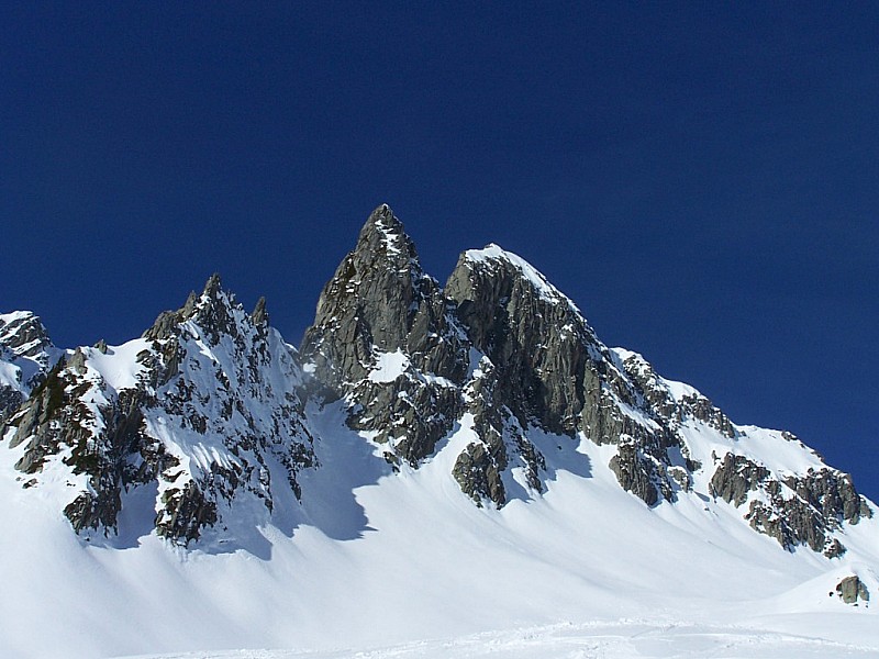 Pointe des Marmottes noires : Magnifiques aiguilles assérées, le teurs.