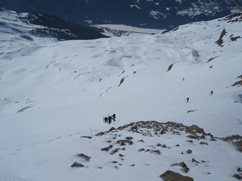 La dernière pente du sommet : Dessous des randonneurs à ski et plus bas des randonneurs à raquettes qui iront au sommet (bien tard et j'imagine la descente)