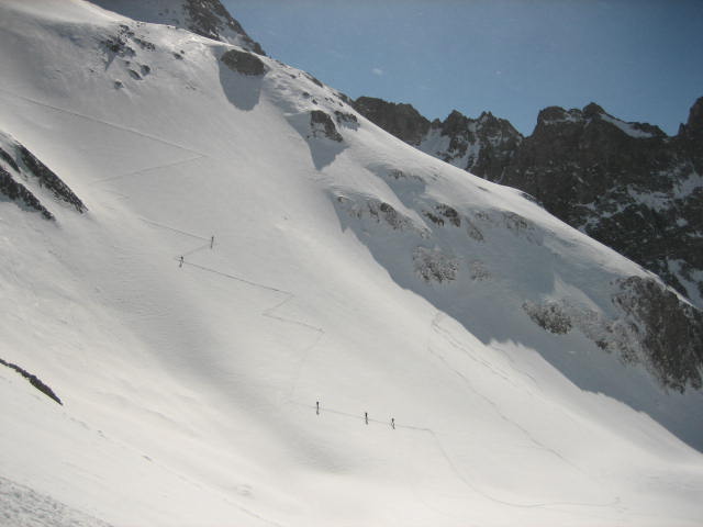 col de la portette : cinq skieurs en route vers le couloir N du charnier