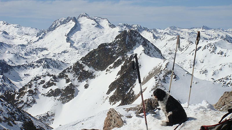 Tiens un skieur alpiniste