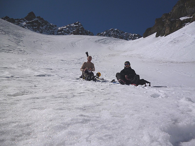 sur la moraine : y'en a toujours un pour faire le zouave !