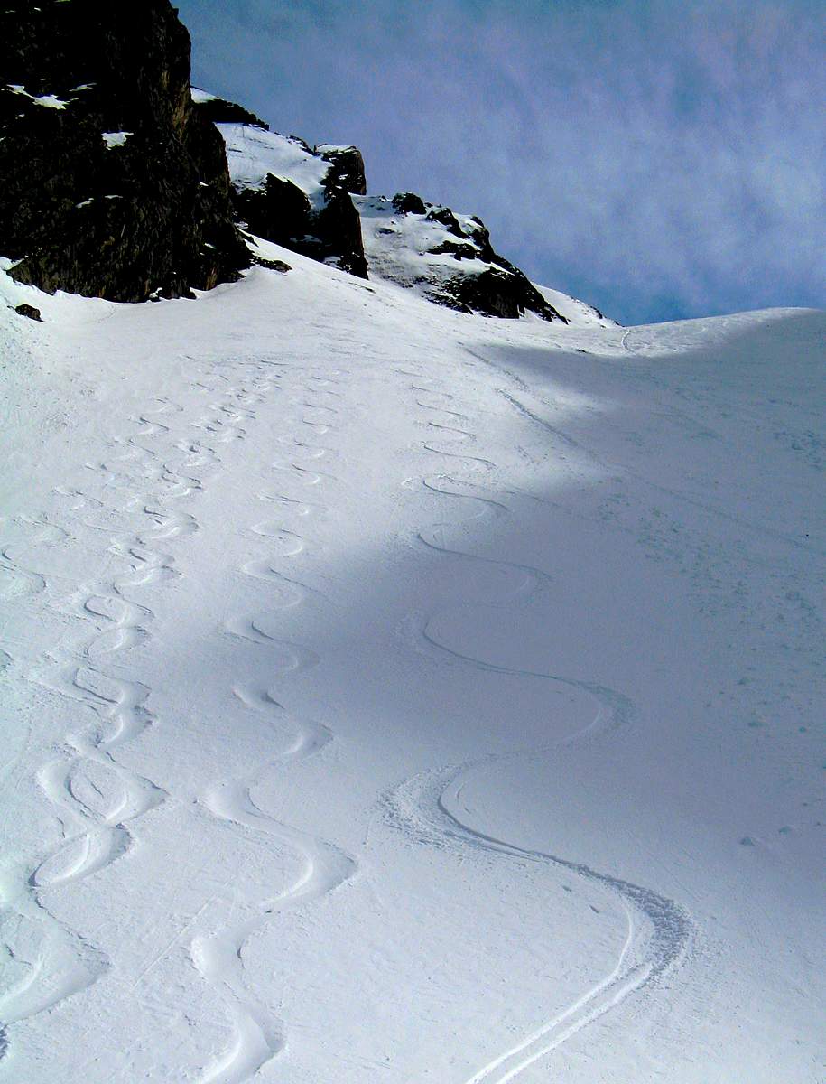 Paccaly : De la bonne neige sous le couloir menant au Tchadar