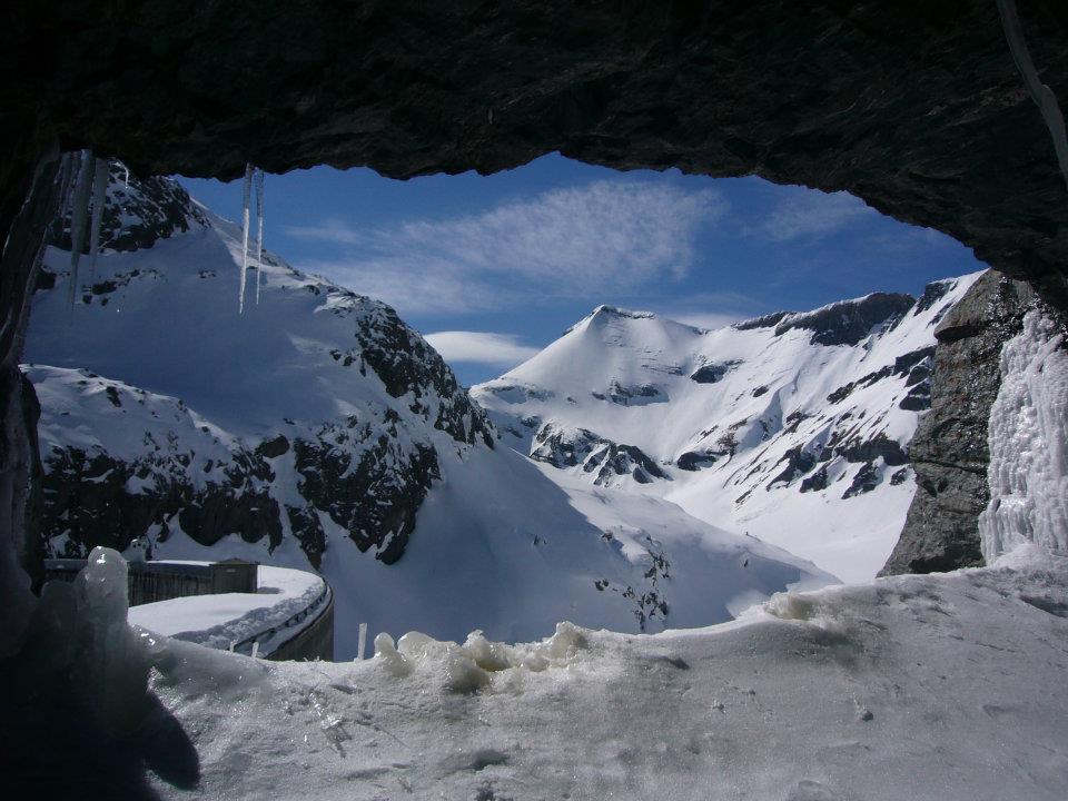 Tunnel : Avec vue sur le barrage et le lac du vieil emosson