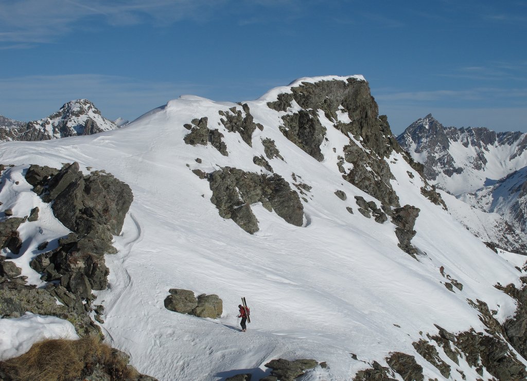 Le sommet 2718m : Encadré par le Pelvas à gauche et le Bric Bouchet à droite