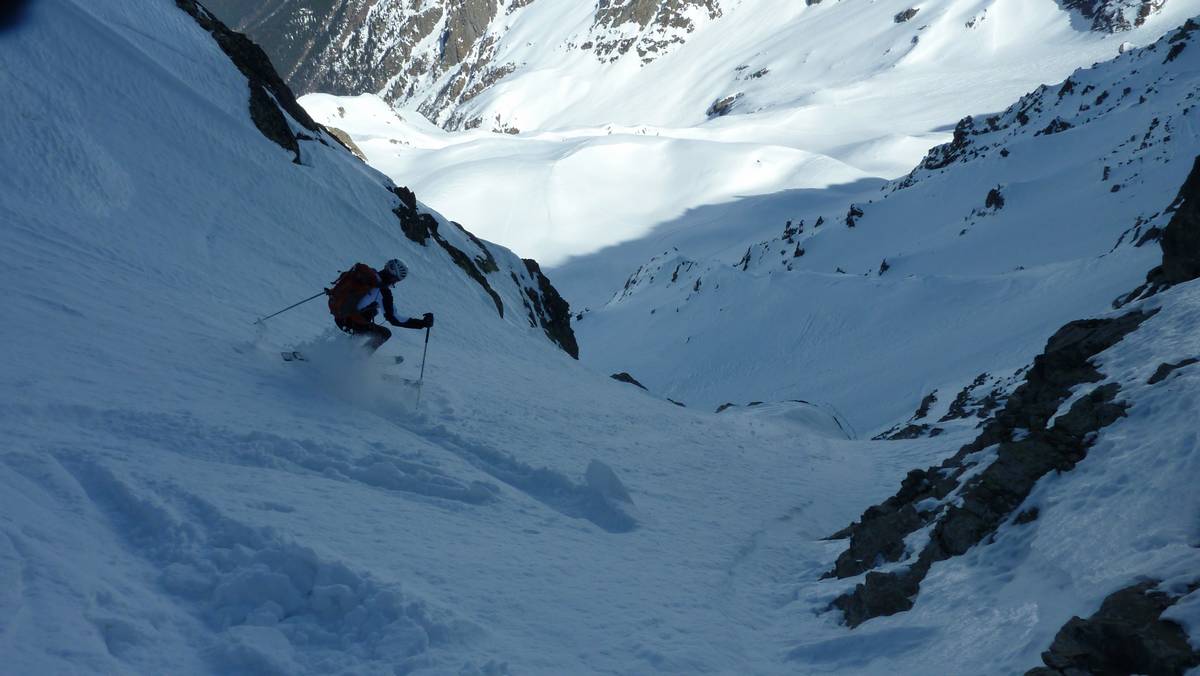 #6 Tres bonne poudre tassée : à gauche, la barre de 30m, à droite, la sortie. une configuration Maximin mais en plus raide au dessus de la barre... Tres bonne poudre tassée : à gauche, la barre de 30m, à droite, la sortie. une configuration Maximin mais en plus raide au dessus de la barre...