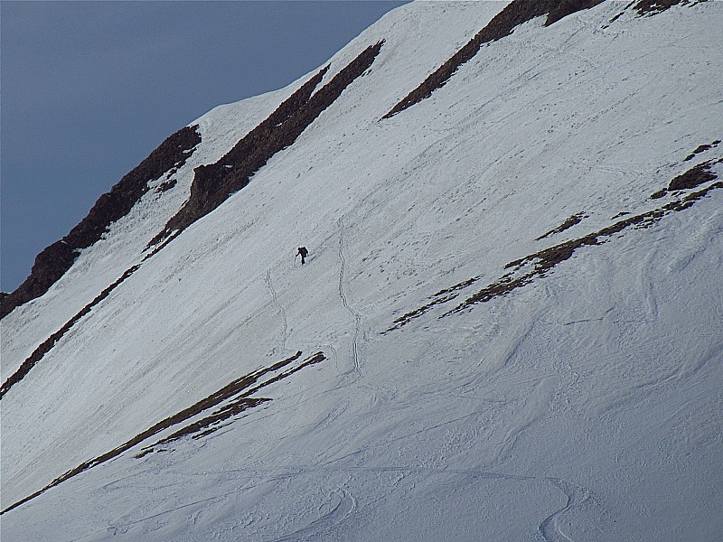Descente près du sommet : Une jolie pente sur une neige parfaite .