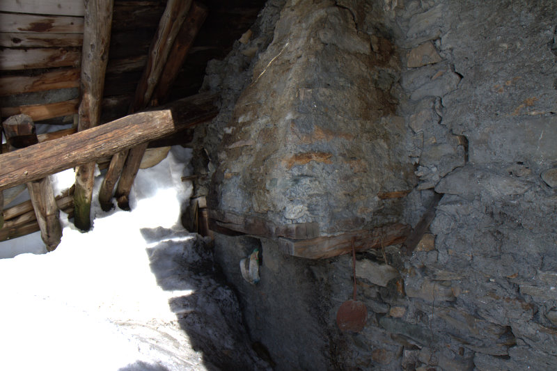 Intérieur d'une ruine : l'écumoire est encore accrochée à la cheminée !!