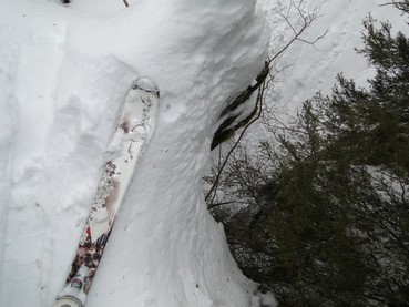 attention danger : passage ou la chute est à éviter en hiver car la crevasse est très profonde. L'été ce passage est équipé d'une main courante.