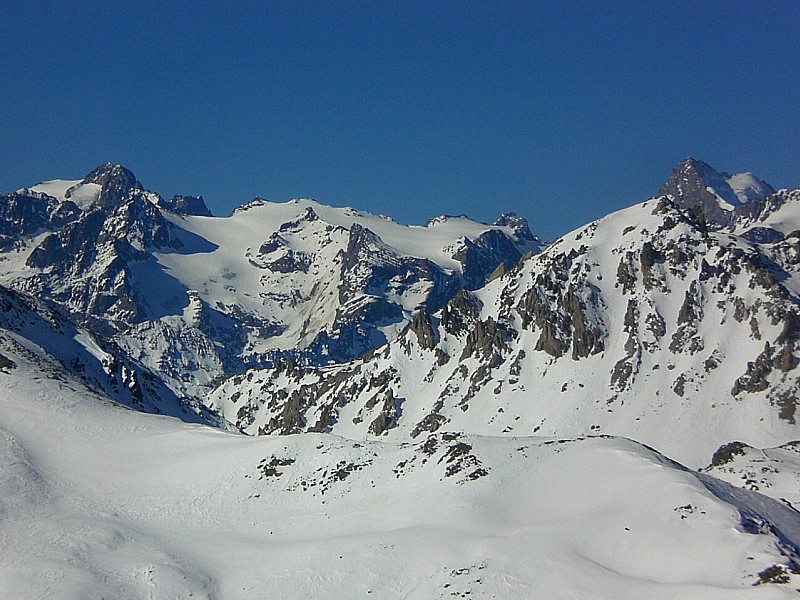 Rocher du Raisin : Vers les Ecrins, le glacier de Séguret Foran n'est pas  très chargé en neige.