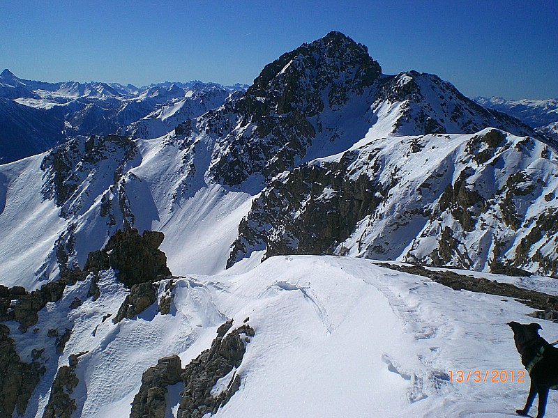 Rocher du Raisin : Au sommet, vue vers Roche Gauthier. Le couloir N de Roche Gauthier n'est pas en conditions : le haut est terrain, le reste est en neige irrégulière.