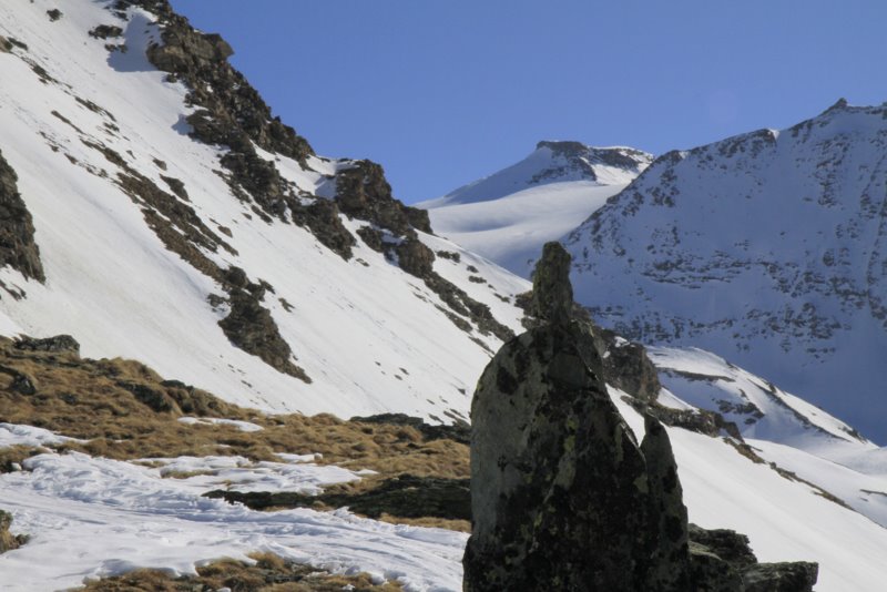 Cairn : tiendra, tiendra pas ? 
Sur fond d'Albaron et grand Fond.