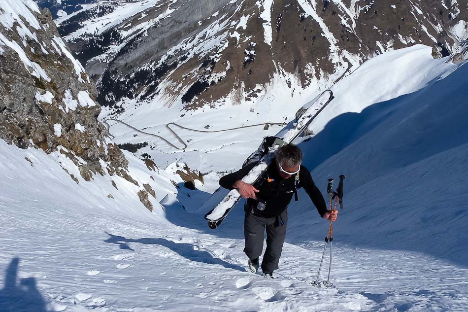Combe à Marion : les derniers mètres, skis sur l'épaule