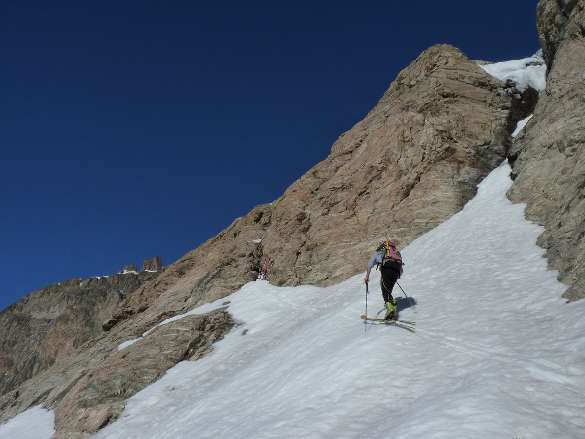 Premier vérrou : Passage sec en sud mais la descente il y a deux variantes enneigées versant glacier de l'Olan.