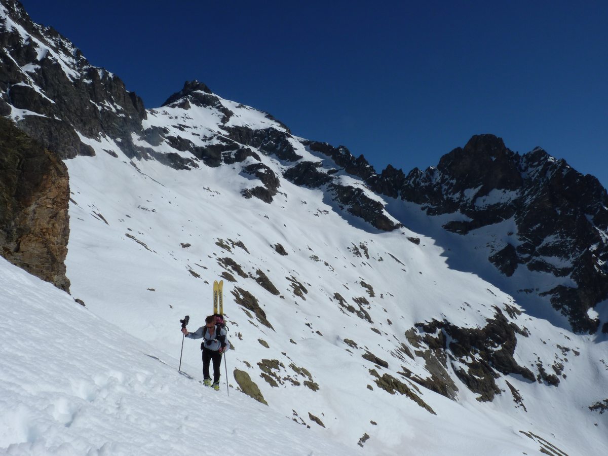Monter au pas de l'Olan : A pieds la neige porte bien avec la cime du Vallon derrière