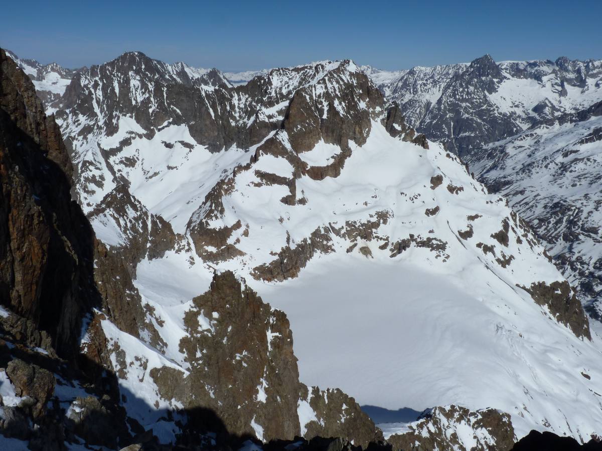 Petite vue derrière : L'aiguille de l'Olan Le glacier des Selettes
