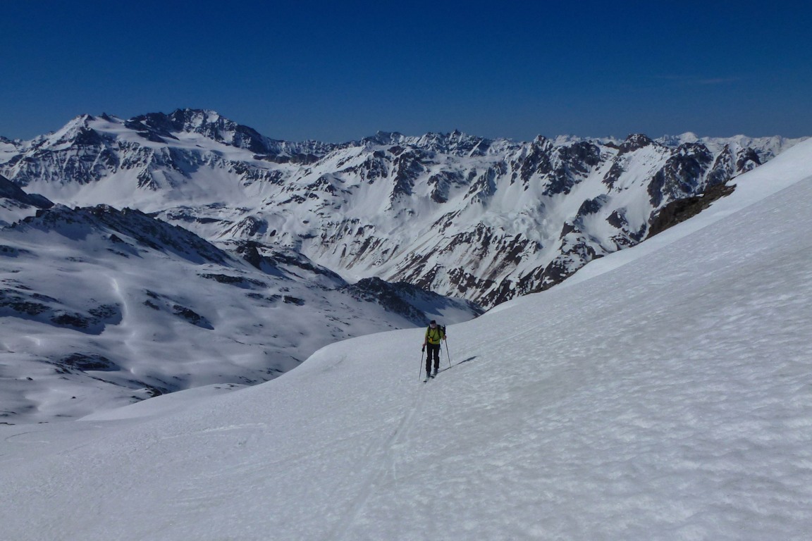 Françoise à la montée : Avec le glacier de Gébroulaz dans le fond