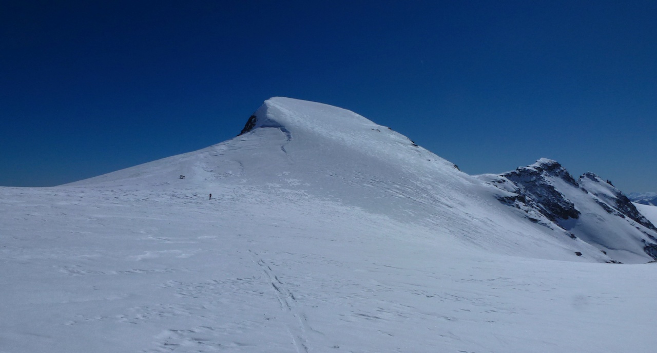 Du col de l'Arpont (3503 m) : La dernière pente qui conduit au sommet.