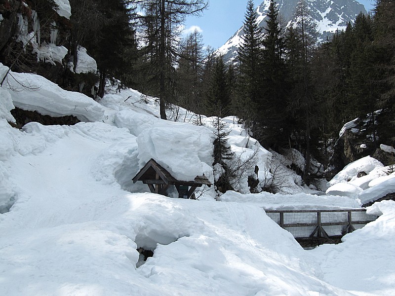 Le chemin du retour : près de la buvette. L'enneigement est encore conséquent. La fin de saison promet d'être longue et bonne.