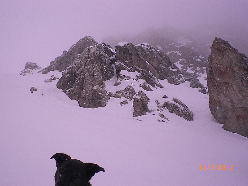 Grande Peyrolle : Dans le couloir N, le sommet est pris dans le nuage.
