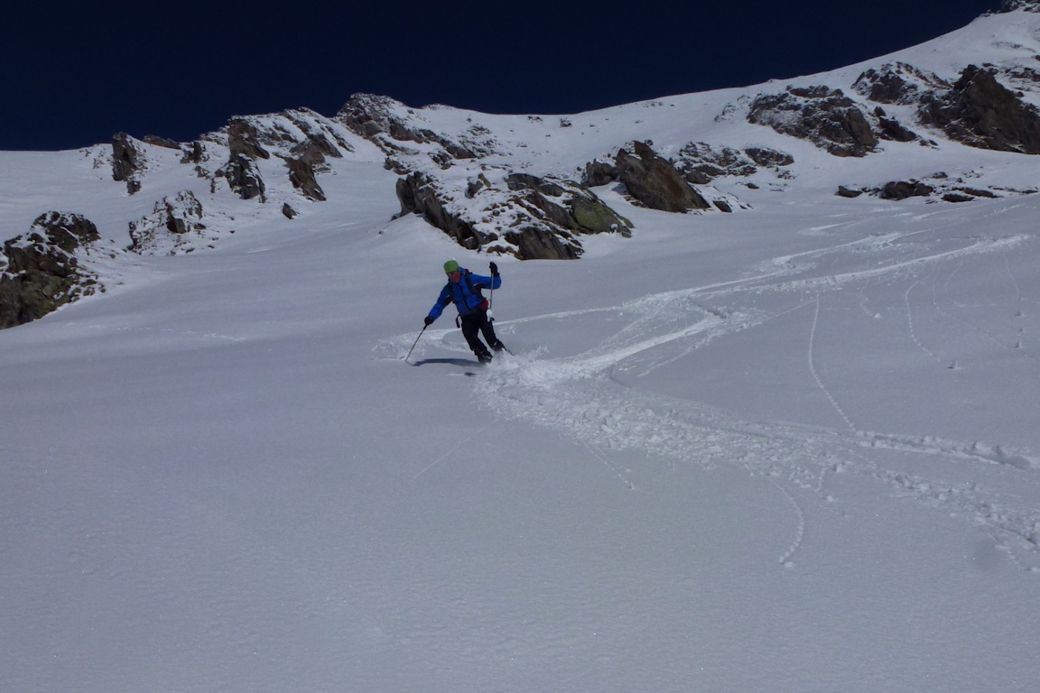 Descente versant SO : Du bon ski jusque vers 2000 m.