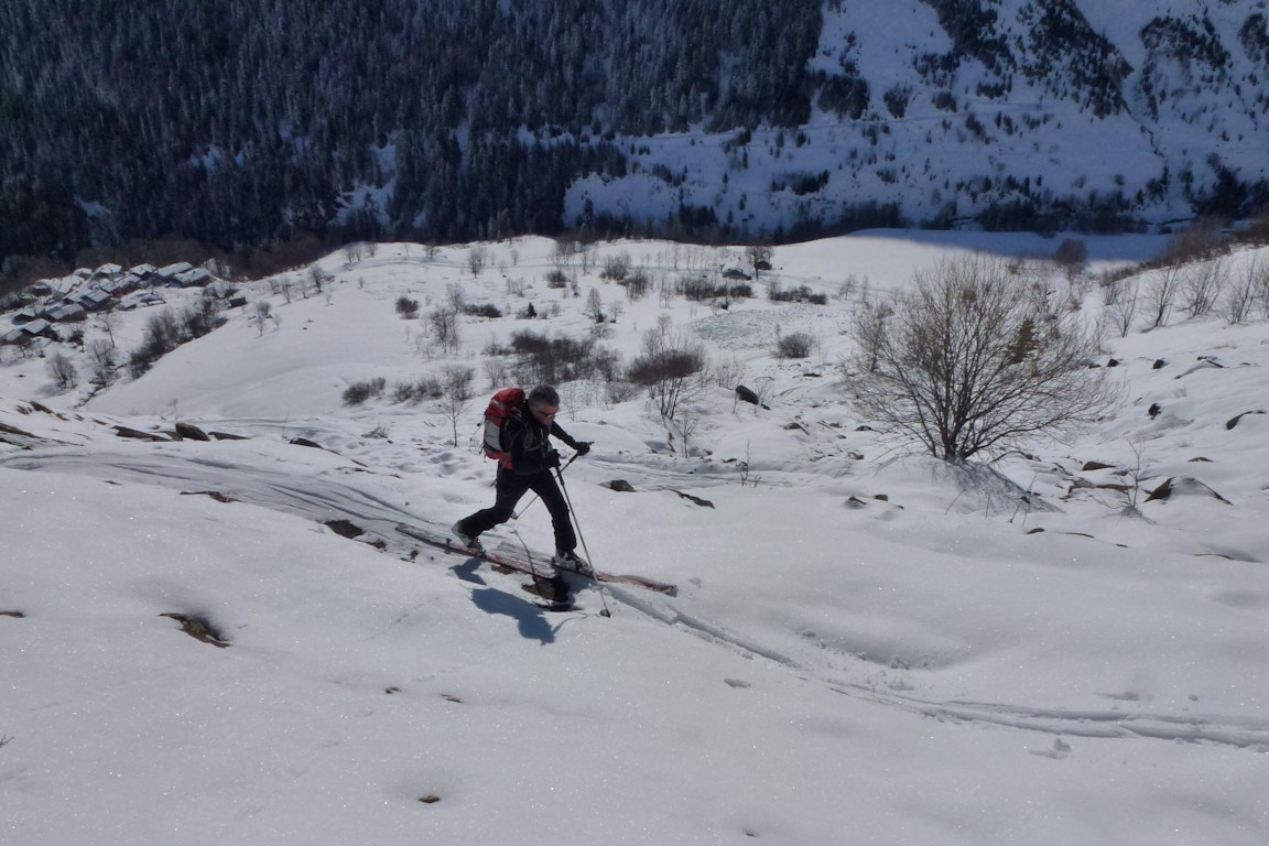Neige éphémère : Qui nous a permis de gravir skis aux pieds la pente au dessus de Deux Nants ...