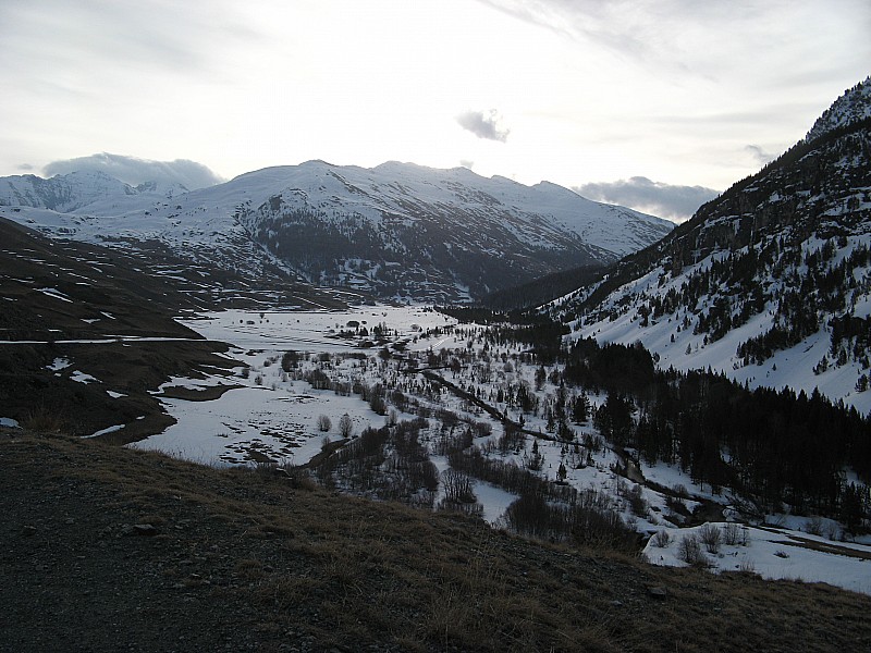 Vue vers le départ : Depuis le départ de Les Aittes 1900m, descente de la piste pour rejoindre le vallon sur 40m de dénivellé ski au pied!